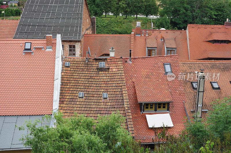 红屋顶上有瓦片