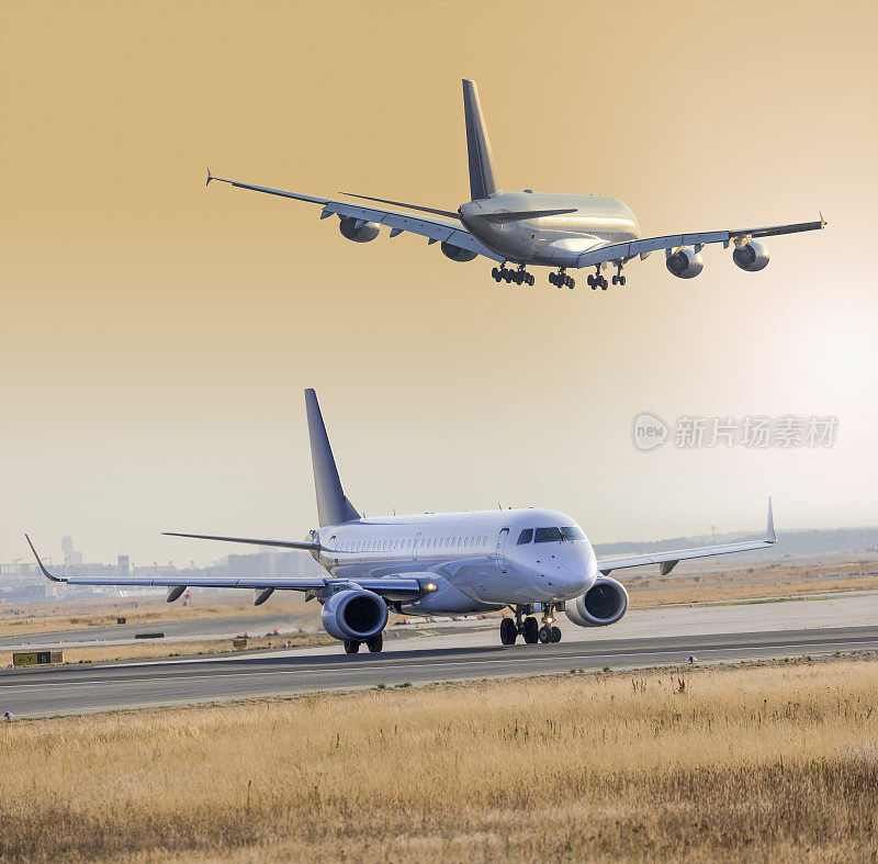 飞机空客A380在降落在机场跑道前飞行