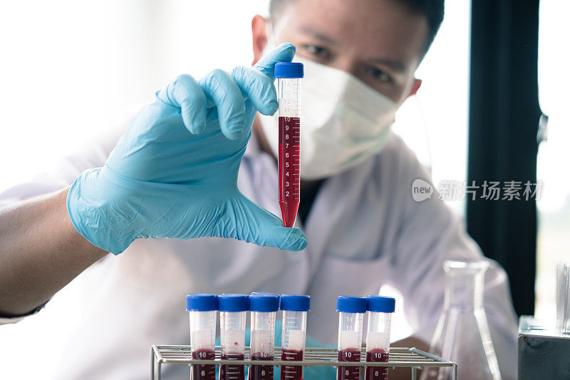 医务人员在临床实验室为分析、医疗、制药和科学研究和开发概念提供血液。