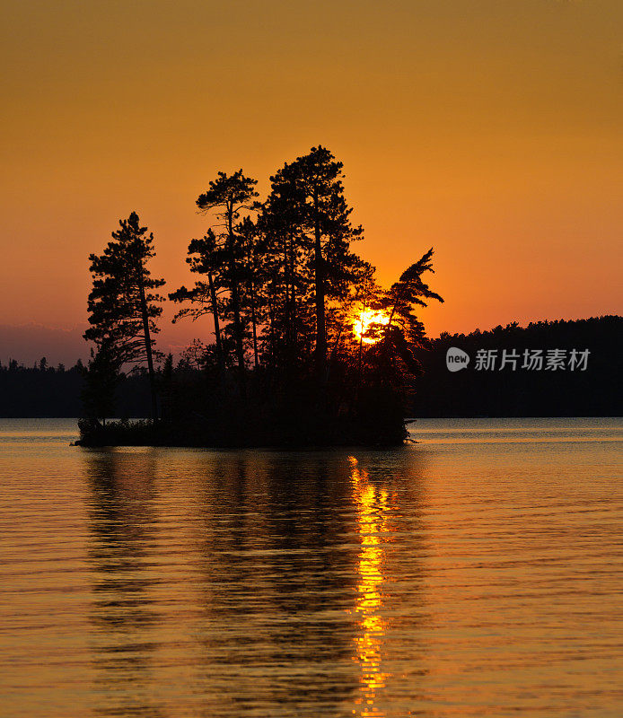 在伊利湖的景象，边界水独木舟地区，美国明尼苏达州，日落