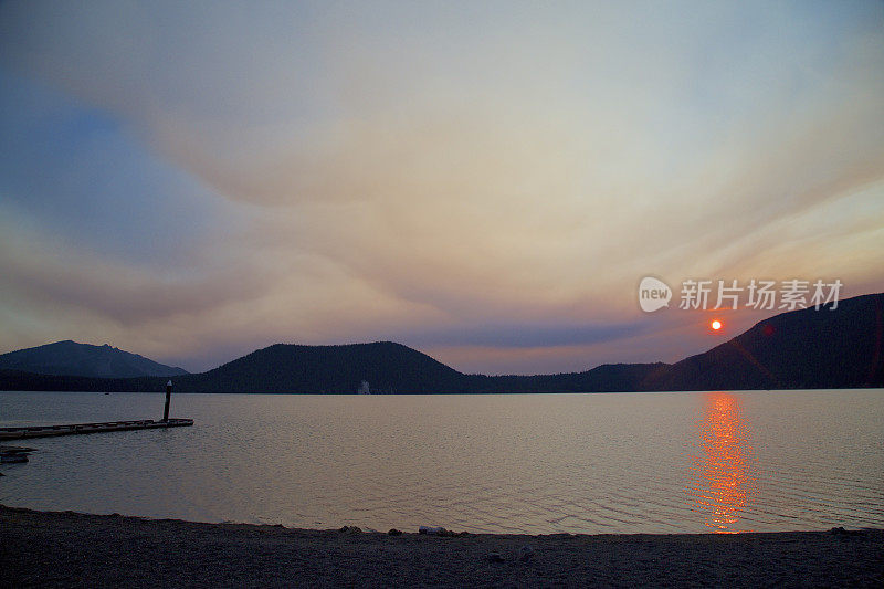 纽伯里火山口东湖上烟雾缭绕的日落