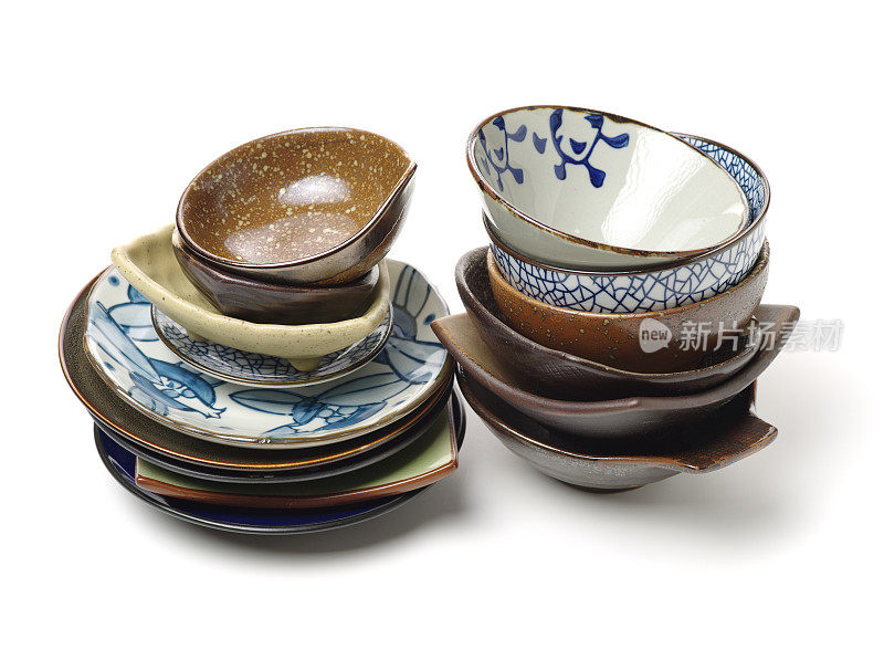 纯朴的棕色中国碗和盘子孤立在白色背景上
