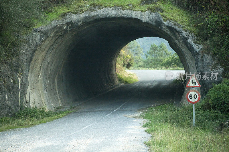 空的乡村道路条件差，道路标志，隧道。