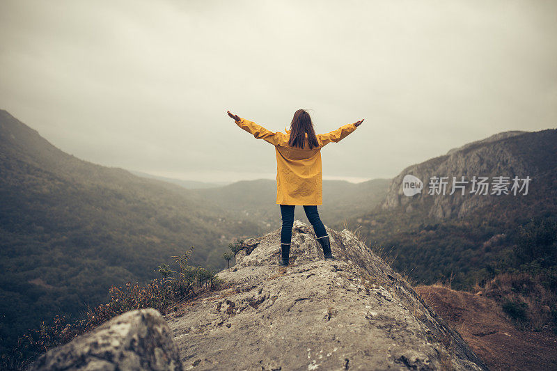 女孩在雨天的大自然