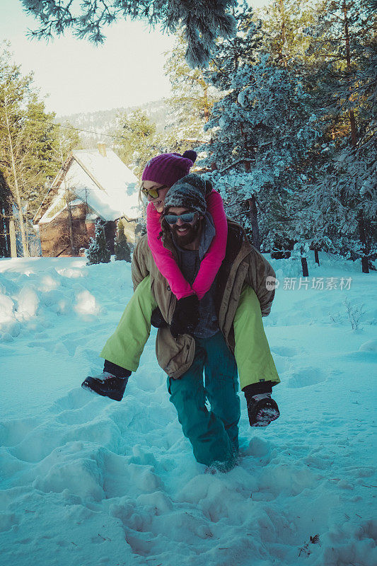 雪山上的情侣