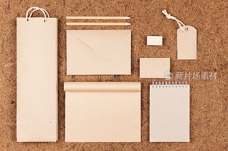 生态企业身份模板;空白包装，文具，礼品牛皮纸上的棕色椰子纤维为背景。