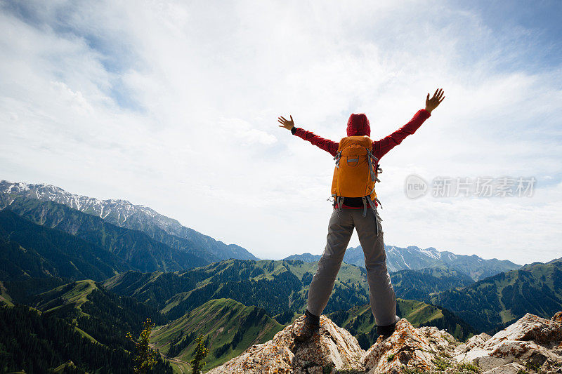 成功的女背包客喜欢山顶的风景