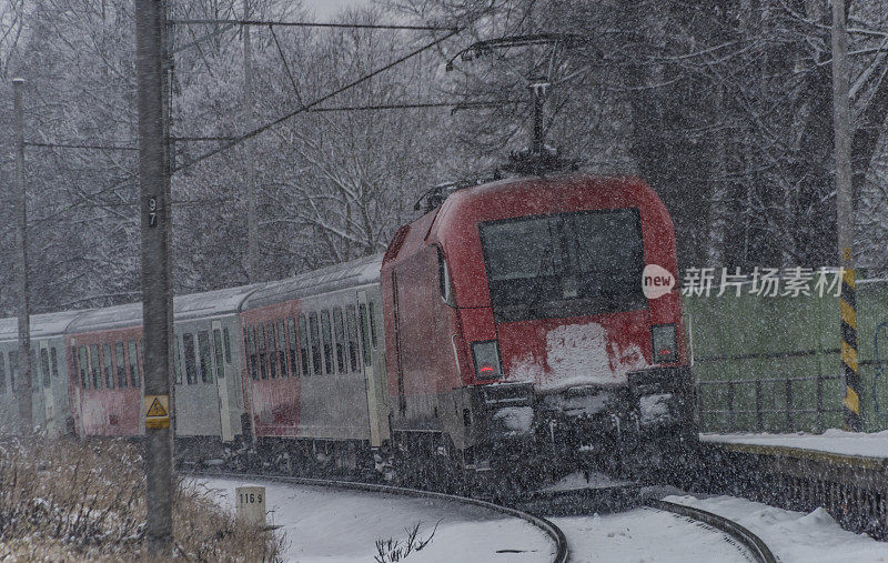 雪天里塞斯克布德约韦的红色电动火车