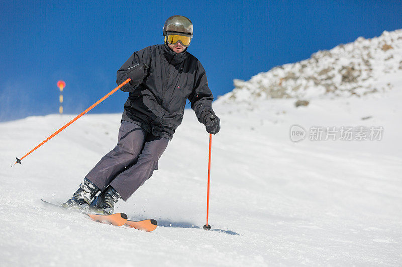 男滑雪者在滑雪场滑雪