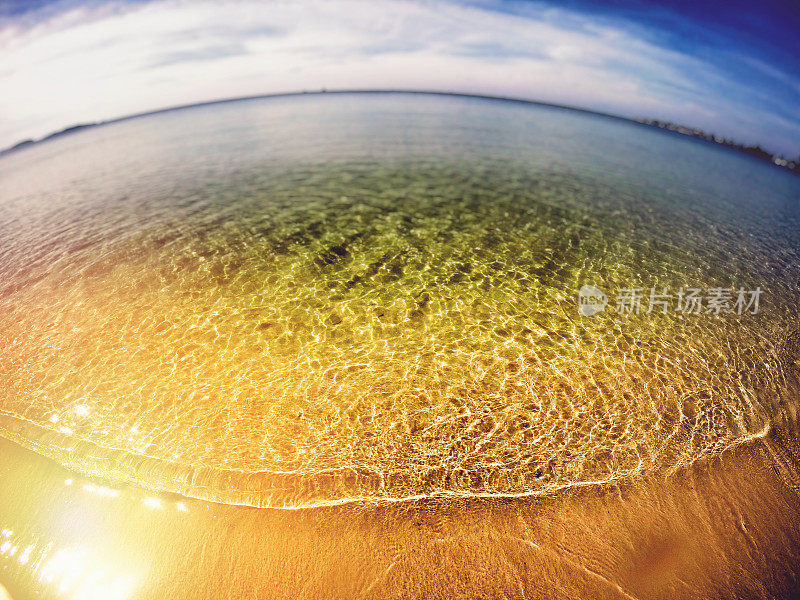 显示海浪到达海滩的景观。