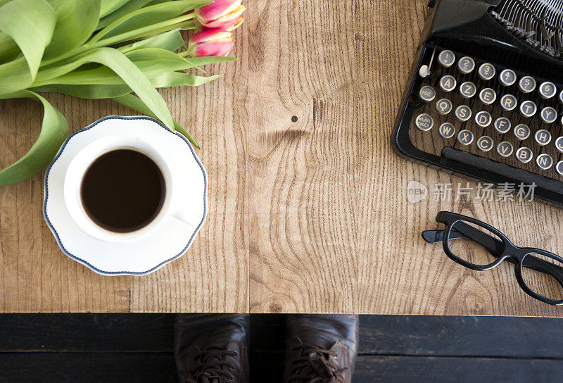 郁金香和咖啡打字机