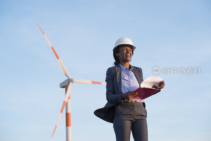 风能工程师填写涡轮机功能报告。