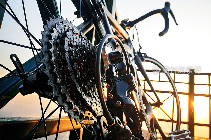 一个自行车车轮的特写与齿轮细节在早晨日出
