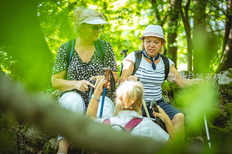 高级徒步旅行者正在休息