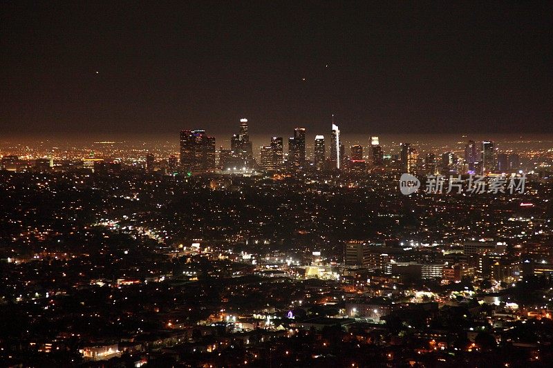 洛杉矶市中心夜间的天际线
