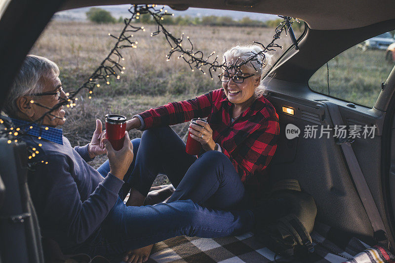 老年夫妇在户外开车