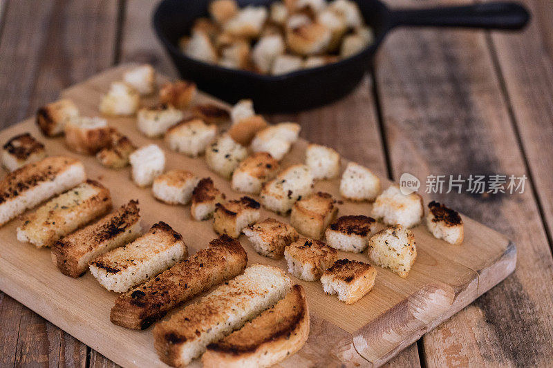 新鲜的面包丁，特写