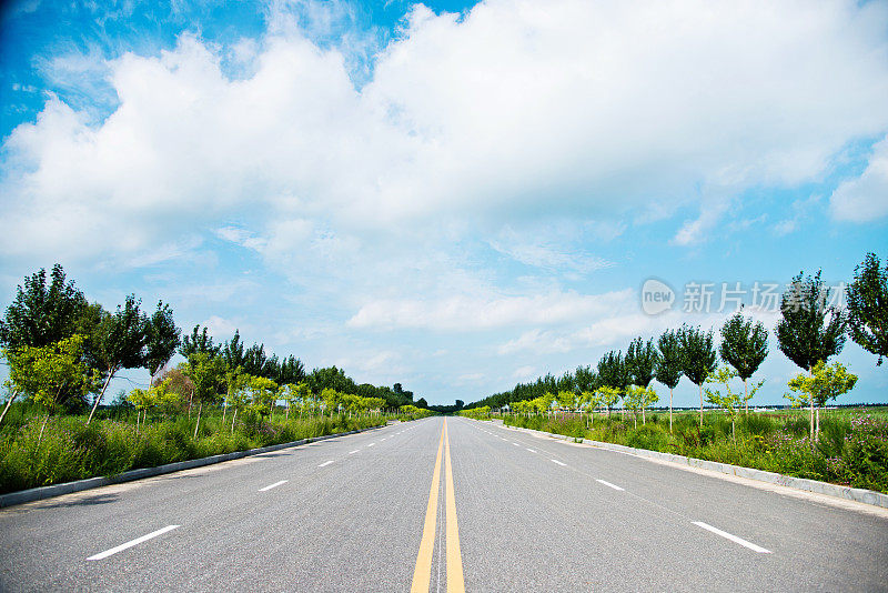 空的柏油路