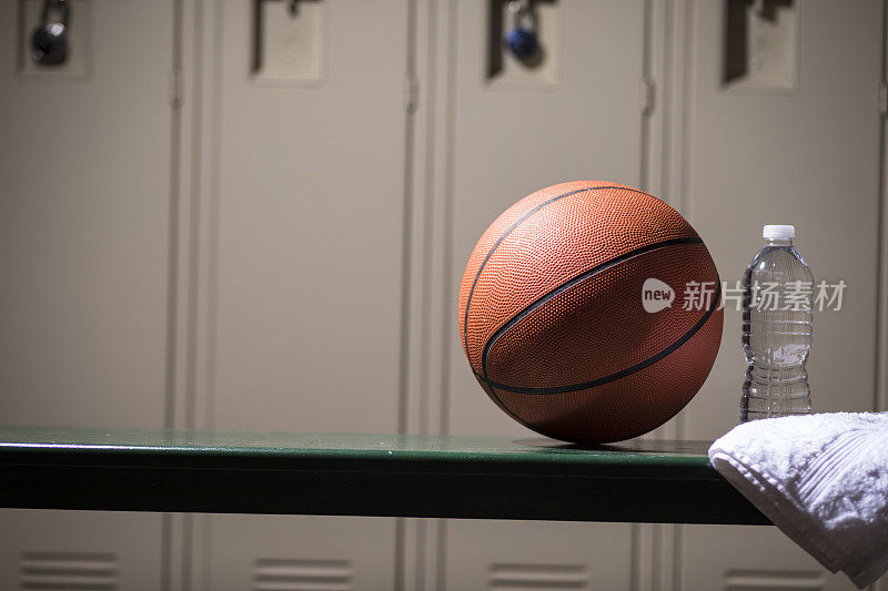 篮球运动器材在学校体育馆的更衣室里。