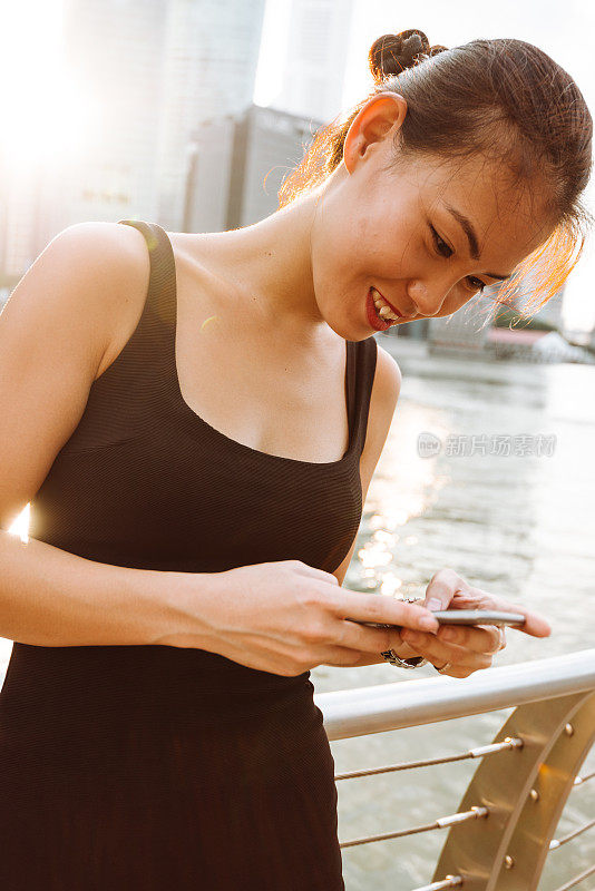 一个亚洲女人在新加坡打电话