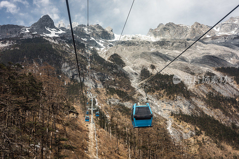 缆车在山上行驶