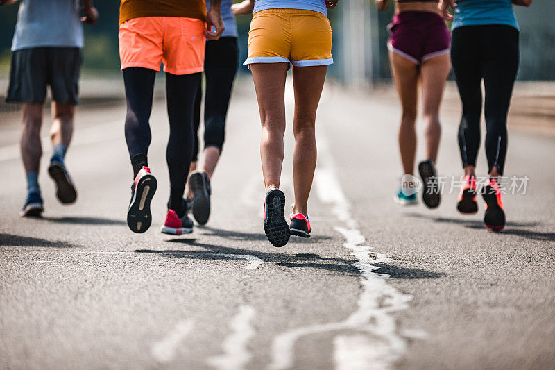 一群不知名的运动员在路上跑马拉松。