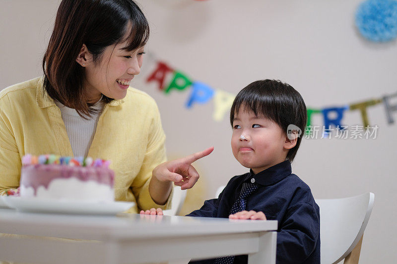 母亲在家为儿子庆祝生日