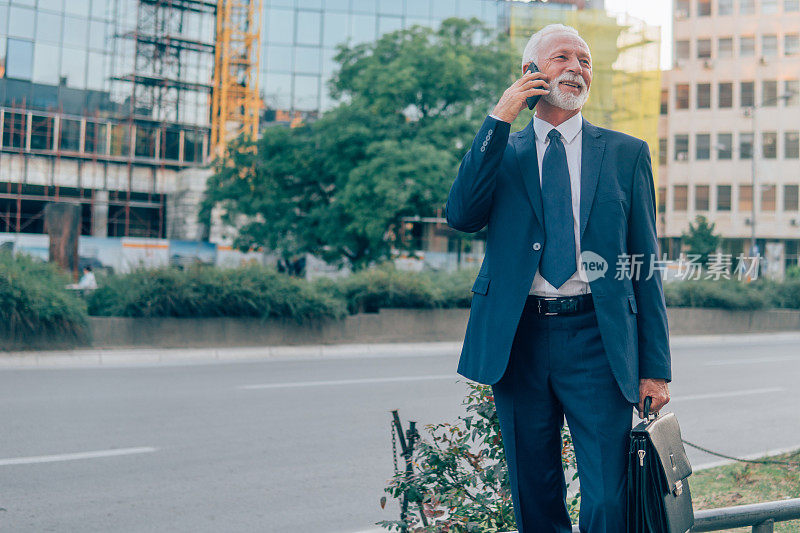 男人在用手机说话