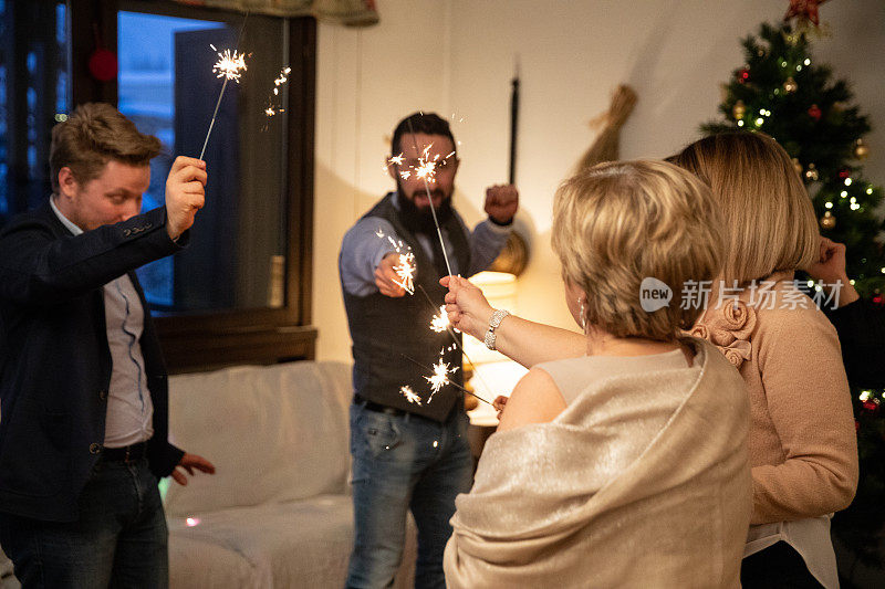 在家里与朋友和家人一起庆祝新年