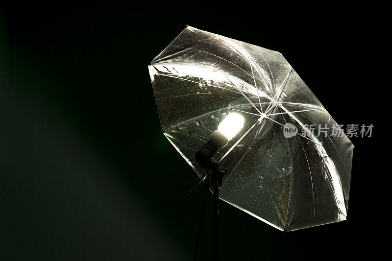 带节能灯的反光伞，可在照相馆拍摄