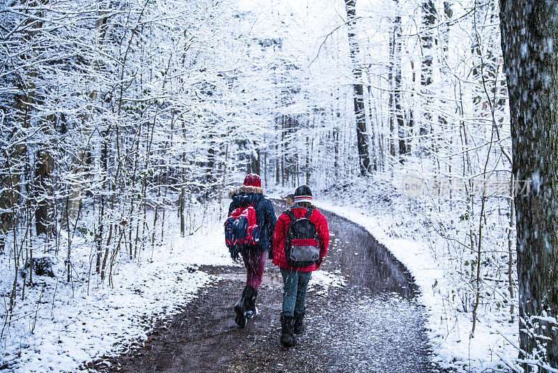 冬天的早晨，孩子们背着背包去上学
