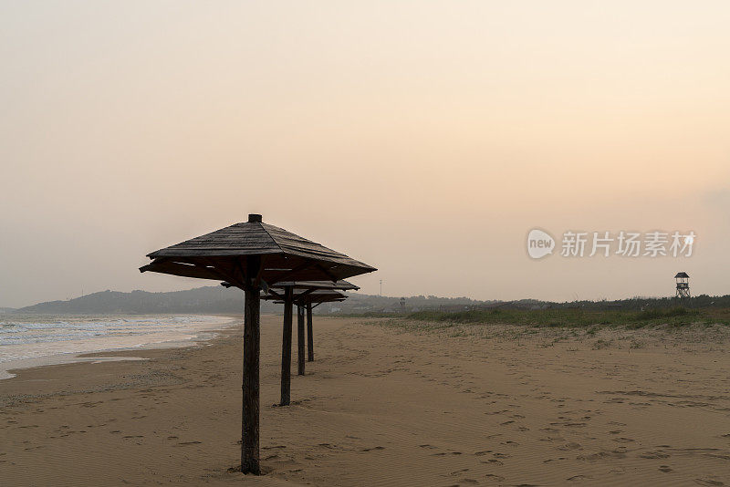 海滩上的遮阳伞