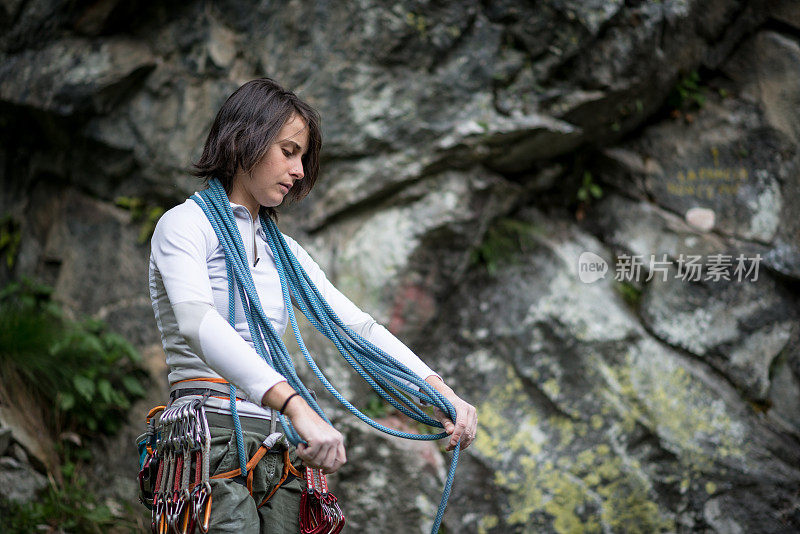 在意大利阿尔卑斯山上攀岩的年轻女子:准备
