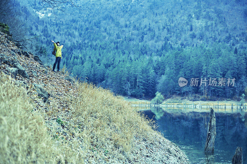 旅行者欣赏风景