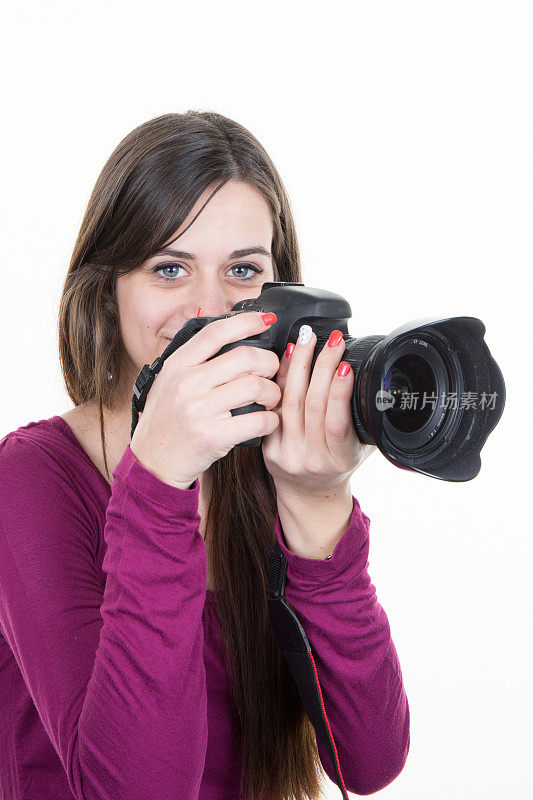 女人拿着照相机拍照，孤立在白色上