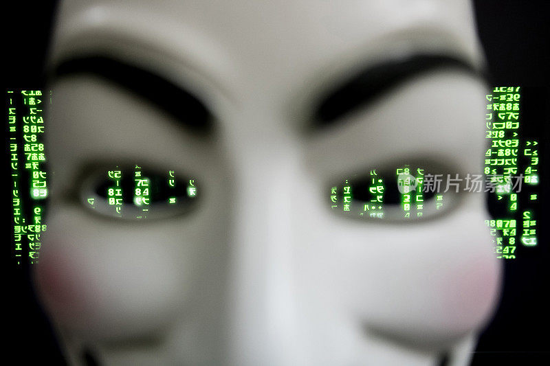 暗色背景下带面具和代码的黑客。网络攻击与安全的概念