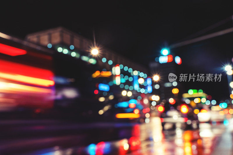 夜晚的城市场景。模糊的背景