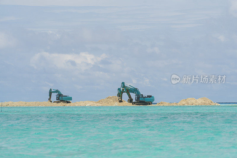 4月，马尔代夫，在沙洲上的建筑工程，小岛被美丽的绿松石水包围