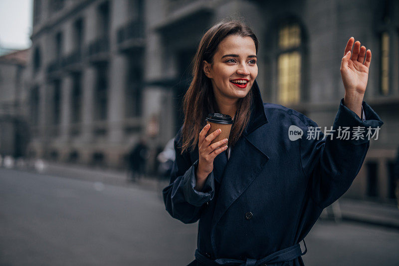 迷人的女孩打出租车