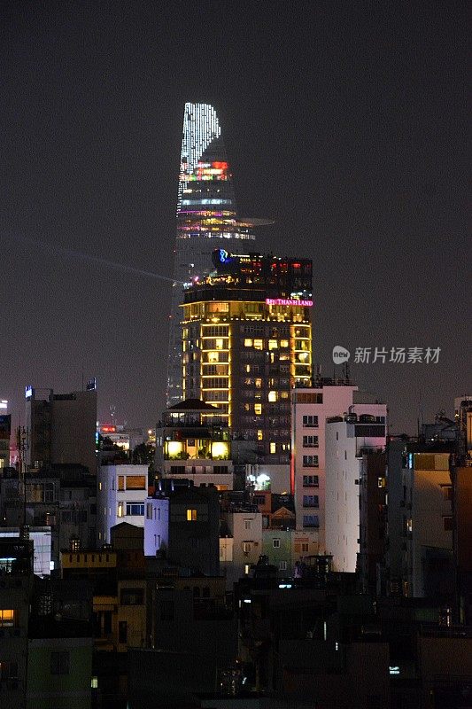 越南西贡夜晚的摩天大楼