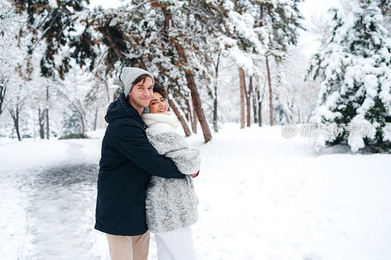 雪中的年轻夫妇