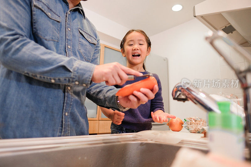 父亲和女儿一起在厨房做饭