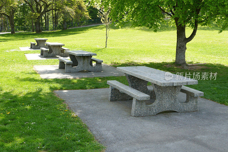 公园里的野餐桌