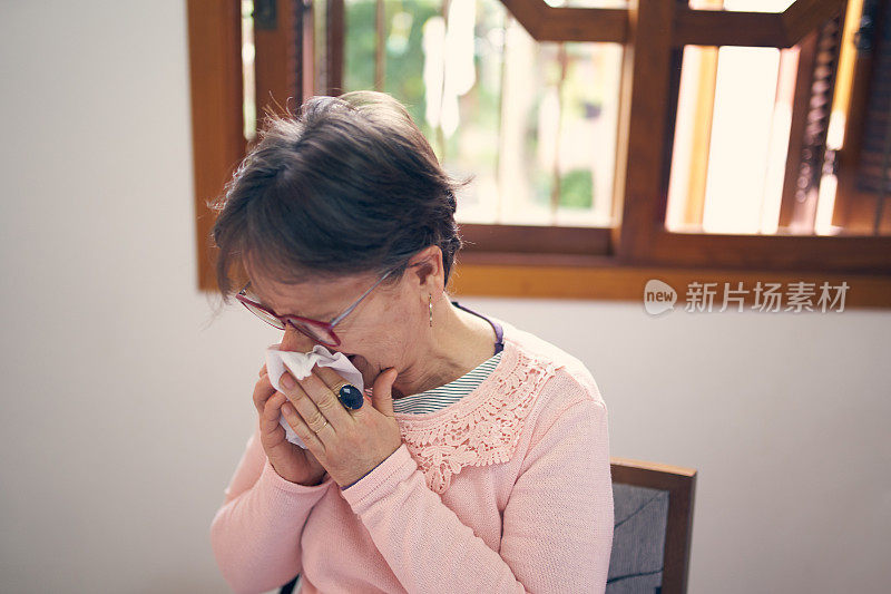 女人用纸巾打喷嚏