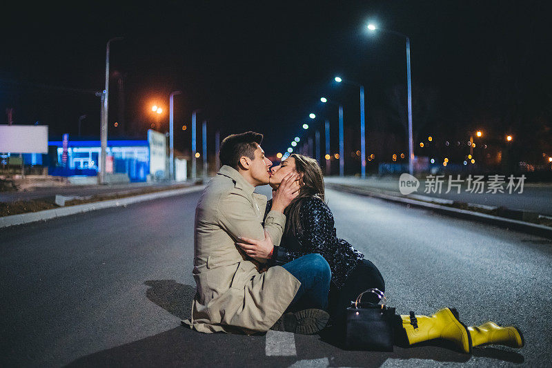 在夜晚的街道上接吻