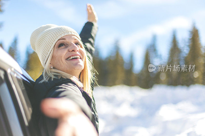 成熟的女性户外探险在西部科罗拉多山脉与记录降雪