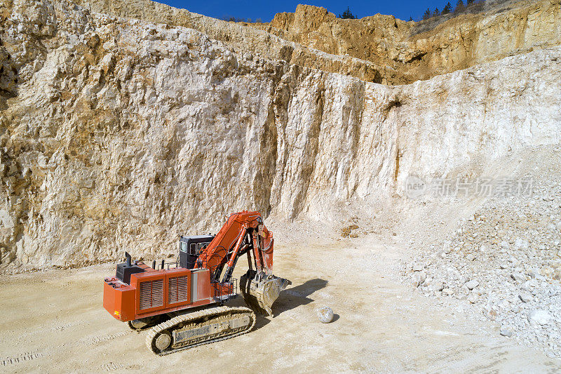 采石场的红色挖掘机，空中低空视图