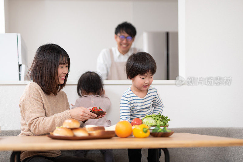 父亲在厨房为家人做饭