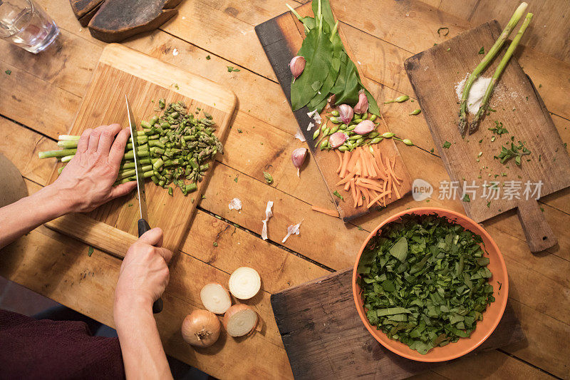 准备芦笋和其他蔬菜的成年妇女