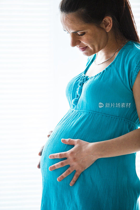 孕妇看着自己的肚子